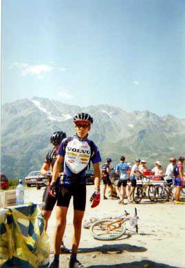 Thomas au ravito au milieu de la mont&eacute;e 
